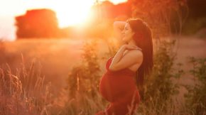 Tips on how to look beautiful for your maternity photo shoot